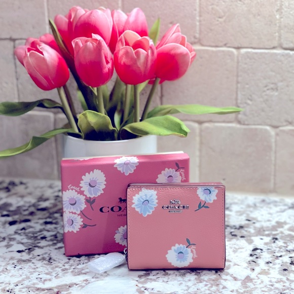 🌸🌸🆕 Coach Boxed Snap Wallet With Daisy Print🌸 - Picture 1 of 11